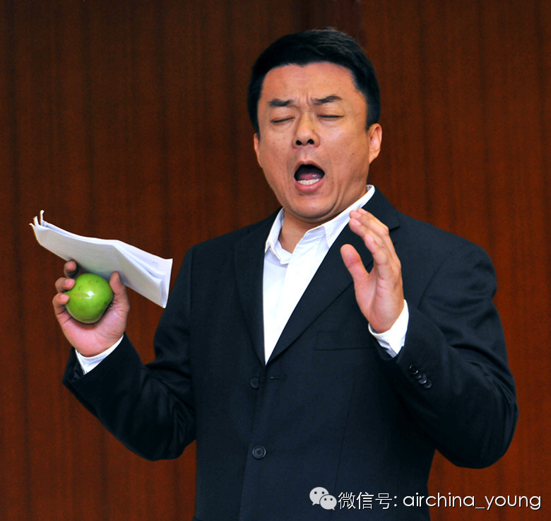 今天下午，国航总部大楼上演了一场中国雅歌音乐会。且看小团的最新报道——